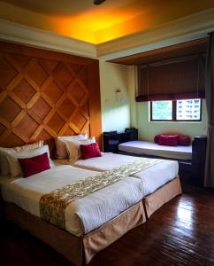 珍南海滩Langkawi Lagoon Resort Seaview的酒店客房设有两张床和窗户。