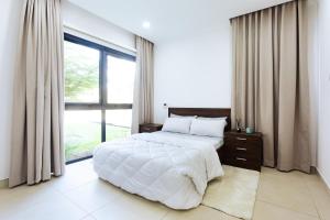 阿克拉Incredible 2 Bedroom Space Available的一间卧室设有一张大床和一个大窗户