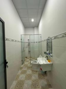 槟知Khách Sạn Vinhomes Huỳnh Hotel的一间带卫生间和水槽的浴室