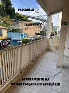 阿帕雷西达Apartamento na rua do Santuário的市景阳台