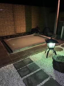 箱根富士箱根旅馆的前面的浴缸配有光线