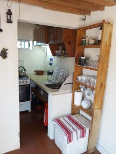 凯博波洛尼奥El Navegante的一间带柜台和炉灶的小厨房