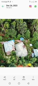 LushotoGalapagos Homestay的森林中房屋的空中景观