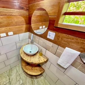 特纳Rema K A Y A K Lodge的一间带水槽和镜子的浴室