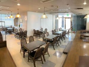 高冈市Hotel Alpha-One Takaoka的餐厅内带桌椅的用餐室