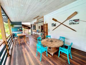 特纳Rema K A Y A K Lodge的一间带木桌和蓝色椅子的用餐室