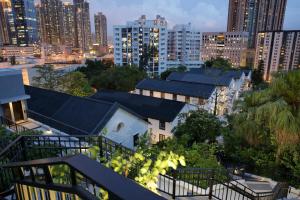 香港文化旅館 - 翠雅山房的享有夜间城市景观和建筑