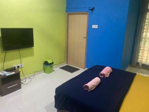 MacangKOTOKOH INN的一间设有蓝色和绿色墙壁的床的客房