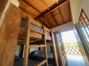 San OnofreCabaña El Cangrejo Azul - Blue Crab House的房屋内设有一间带两张双层床的卧室