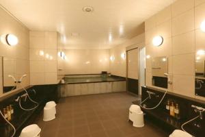 敦贺市Hotel Alpha-One Tsuruga Bypass的大型浴室设有2个卫生间和水槽
