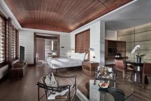 新加坡Singapore Marriott Tang Plaza Hotel的配有一张床和一张书桌的酒店客房