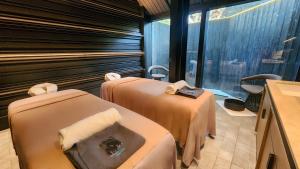 丽贝岛田园概念度假酒店的客房设有两张床和浴缸。