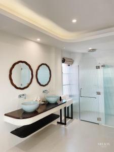 富国Mellon OASIS Phu Quoc的一间带两个盥洗盆和淋浴的浴室