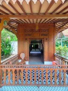 巴图卡拉Villa Embun Batukaras的享有带木门廊的外部景致