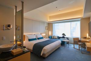 东京THE KITANO HOTEL TOKYO的酒店客房设有床和水槽