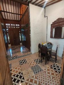 巴图卡拉Villa Embun Batukaras的一间用餐室,在房间内配有桌椅