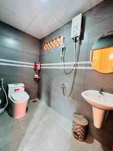 Xuyên MộcViệt Kiều Royal的带淋浴、卫生间和盥洗盆的浴室