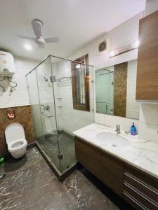 新德里Fortune Home Service Apartment 4Bhk,J-191 Saket的带淋浴、盥洗盆和卫生间的浴室