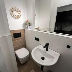 海德堡Noir的浴室配有白色水槽和卫生间。