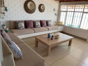 帕拉卡斯chalets cottage的带沙发和咖啡桌的客厅
