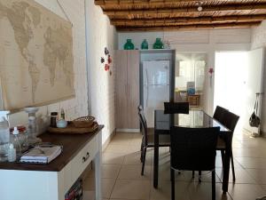 帕拉卡斯chalets cottage的厨房配有桌椅和冰箱。