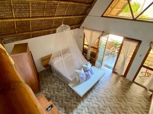 AborlanSurya Beach Resort Palawan的一间设有蚊帐的床的房间
