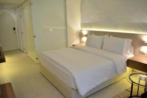 沙姆沙伊赫Reef Oasis Beach Aqua Park Resort的卧室配有白色大床和白色枕头