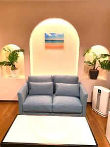 神户拉拉度假村（仅限成人入住）的带沙发和绘画的客厅