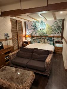 神户拉拉度假村（仅限成人入住）的客厅配有床和沙发