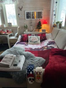 科特卡Guest House Marjala的一间卧室配有带圣诞袜子的床