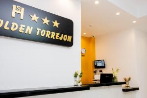 托雷洪-德阿尔多斯GOLDEN TORREJON的明天有金色标志的办公室