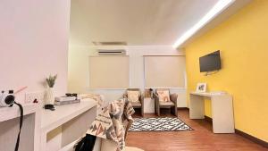 吉隆坡Swing & Pillows - KL Cheras Maluri的一间拥有白色和黄色墙壁的客房