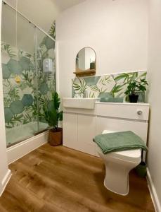 克鲁Central Crewe - Modern 1BR Haven的浴室配有卫生间、盥洗盆和淋浴。