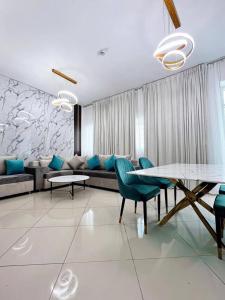 迪拜Lux High Rise Marina Apartment的客厅配有沙发和桌椅