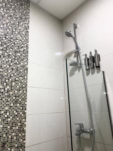 迪拜Lux High Rise Marina Apartment的浴室里设有玻璃门淋浴