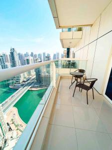 迪拜Lux High Rise Marina Apartment的市景公寓阳台