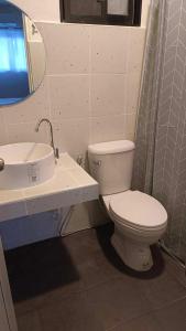 班武里府The Monkey Resort Donheang的浴室配有白色卫生间和盥洗盆。