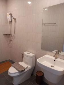 库德岛Koh Kood Club的浴室配有白色卫生间和盥洗盆。