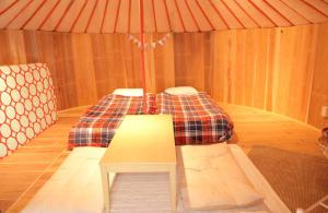 ItoshimaGlamping nijo in Itoshima - Vacation STAY 71943v的小房间设有一张床和一张桌子