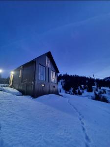 GoderdziCottage SuBree on Goderdzi的傍晚下雪的小木屋