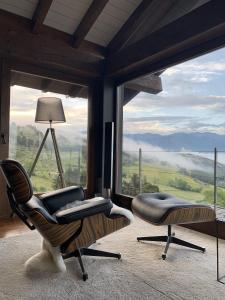 利维亚Mas Farner - Adults Only的客厅配有两把椅子和大窗户