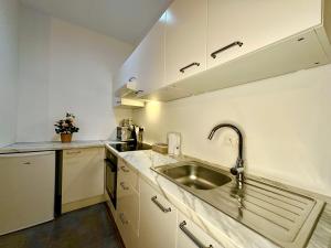 蒙斯Luxury Suites Mons的厨房配有水槽和台面
