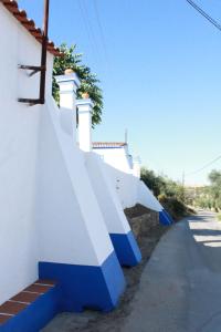 埃尔瓦斯Casa do Forte Elvas的墙上一排蓝白色的楼梯