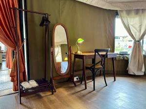 丹那拉打kMah@SomerMansion的配有一张带镜子和椅子的桌子的房间