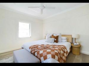 悉尼Little Manly 3 bedroom Oasis的白色的卧室设有一张大床和一个窗户