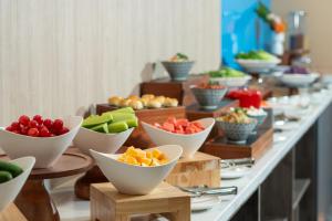 潍坊潍坊中心智选假日酒店的包括一碗水果和蔬菜的自助餐