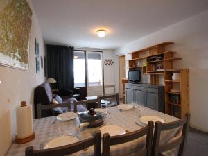 尚鲁斯Appartement Chamrousse, 3 pièces, 6 personnes - FR-1-340-275的客厅设有餐桌和厨房