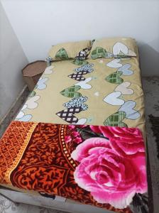 RaxaulHotel Dharam Mukti Utsav Bhawan (DMUB)的床上有鲜花