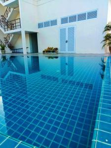 彭世洛彭世洛五月花大酒店的蓝色泳池别墅内的游泳池
