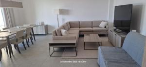 蒂米什瓦拉Olympus Residence的客厅配有沙发和桌子